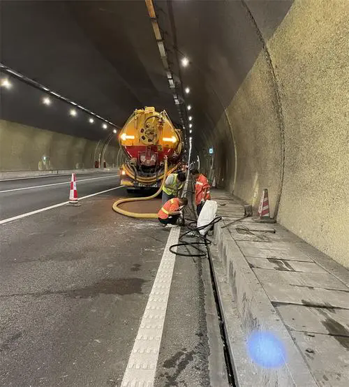 仁布隧道排水渠清淤